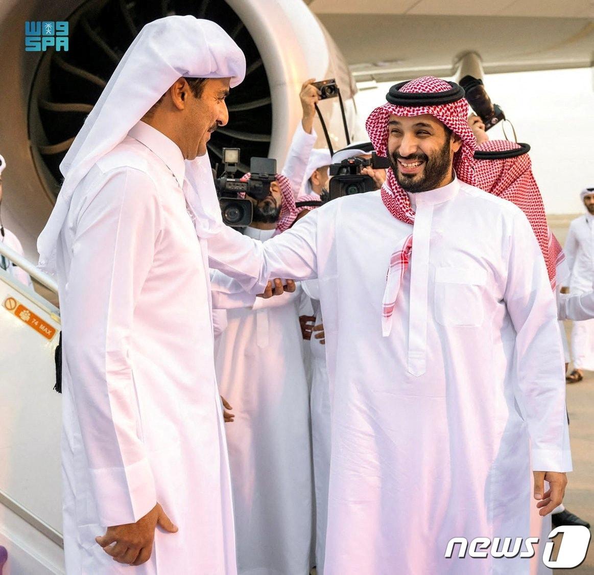 10일&#40;현지시간&#41; 무함마드 빈살만 사우디아라비아 왕세자가 리야드에 도착한 셰이크 타밈 빈 하마드 알타니 카타르 국왕을 맞이하고 있다. 2023.11.10/뉴스1 ⓒ 로이터=뉴스1 ⓒ News1 김민수 기자