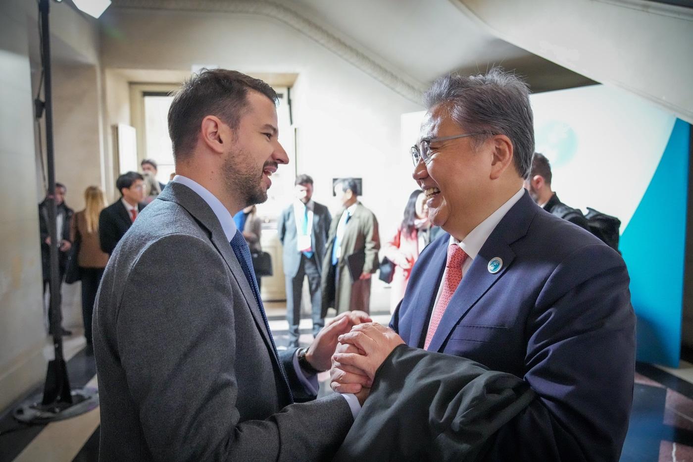 박진 외교부 장관&#40;오른쪽&#41;이 야코프 밀라토비치 몬테네그로 대통령. &#40;외교부 제공&#41;