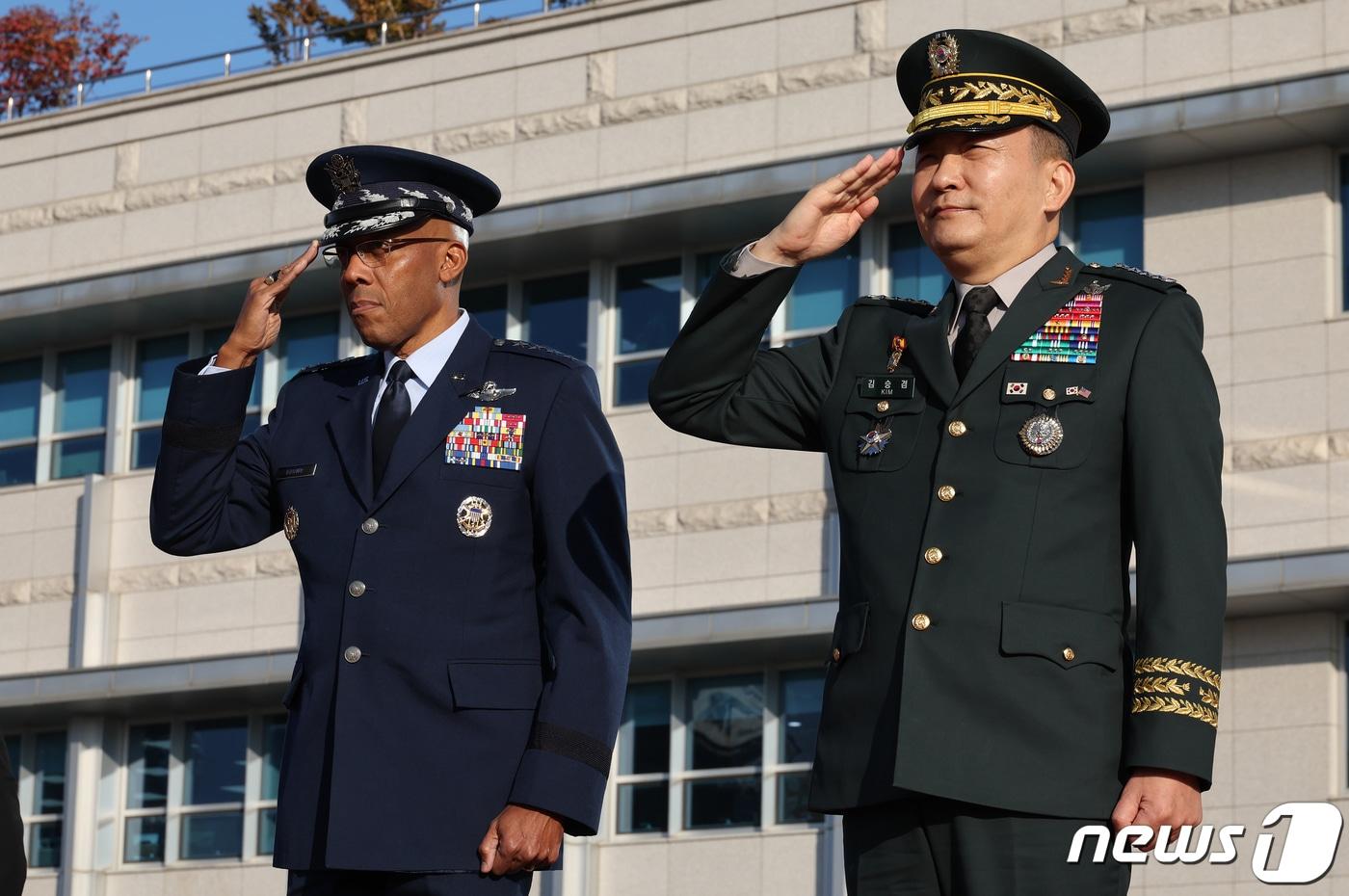 김승겸 합참의장&#40;오른쪽&#41;과 찰스 브라운 미군 합참의장. 2023.11.12/뉴스1 ⓒ News1 사진공동취재단