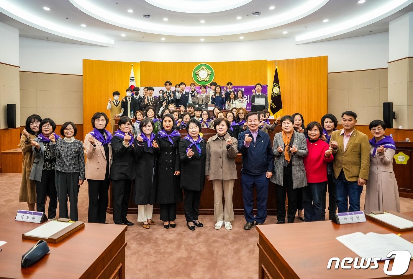 울산북구의회가 지난 11일 본회의장에서 &#40;사&#41;의회를사랑하는사람들 울산북구지회 주관으로 북구청소년문화의집의 추천을 받은 북구지역 청소년의 참가 속에 ‘모의의회’를 열었다.