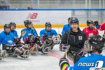 2018평창기념재단이 강릉하키센터에서 한국과 일본 청소년들을 초청해 &#39;플레이윈터 파라아이스하키 아카데미&#39;를 진행했다고 12일 밝혔다 . 사진은 청소년 교류 프로그램에 참가한 한국 청소년&#40;분홍색 유니폼&#41;과 일본 청소년. &#40;2018평창기념재단 제공&#41; /뉴스1 DB