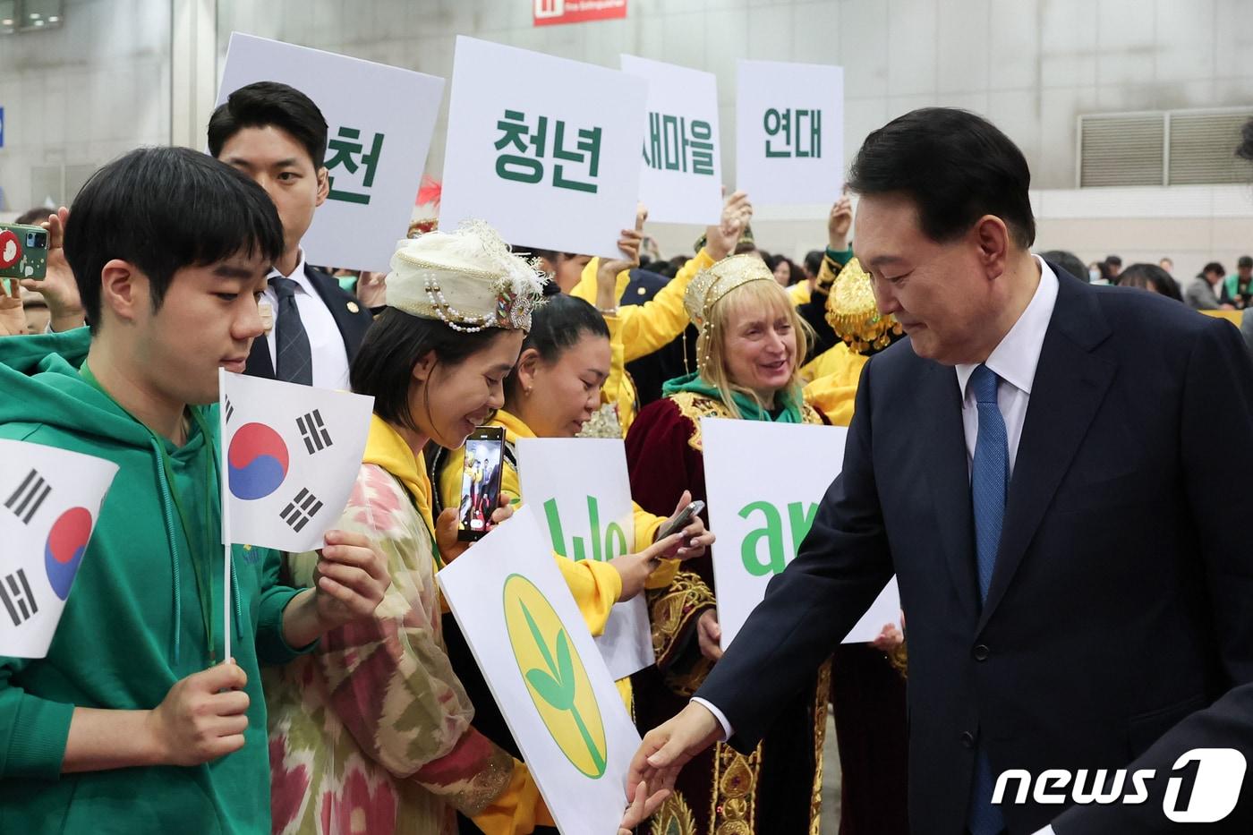 윤석열 대통령이 12일 오후 경기 고양시 일산서구 킨텍스에서 열린 2023 전국새마을지도자대회 &#39;청년의 약속&#39; 선포식에 참석해 청년들과 악수하고 있다. &#40;대통령실 제공&#41; 2023.11.12/뉴스1 ⓒ News1 안은나 기자