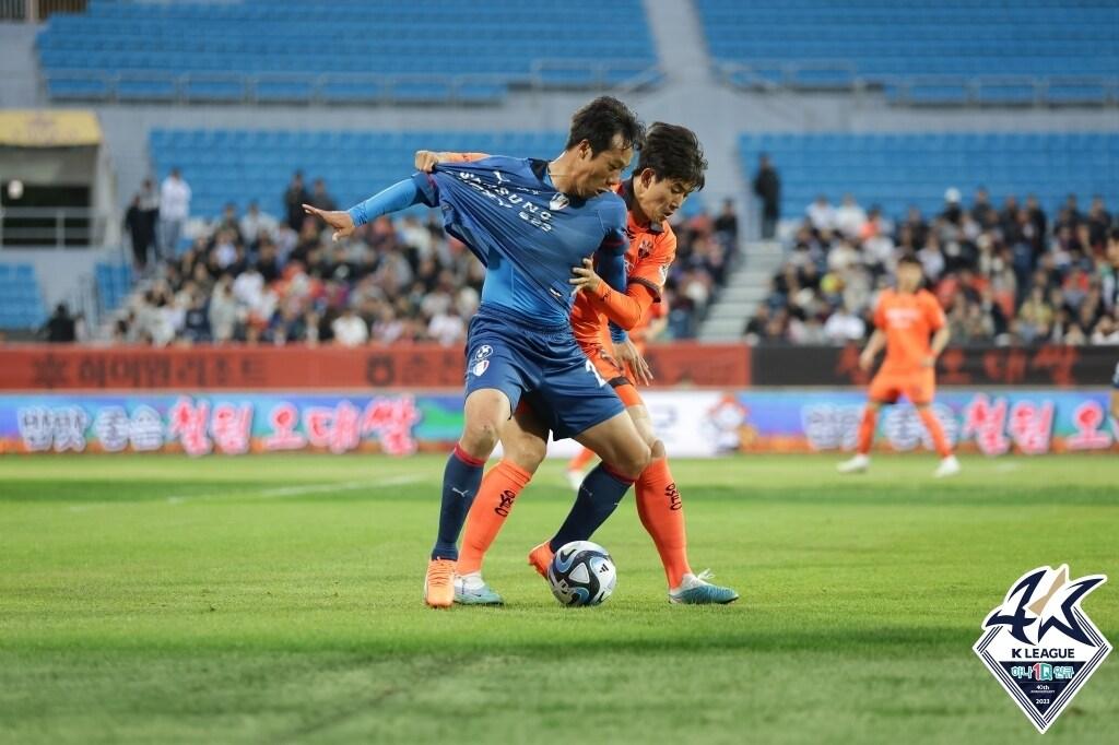 수원과 강원의 경기 모습&#40;한국프로축구연맹 제공&#41; 