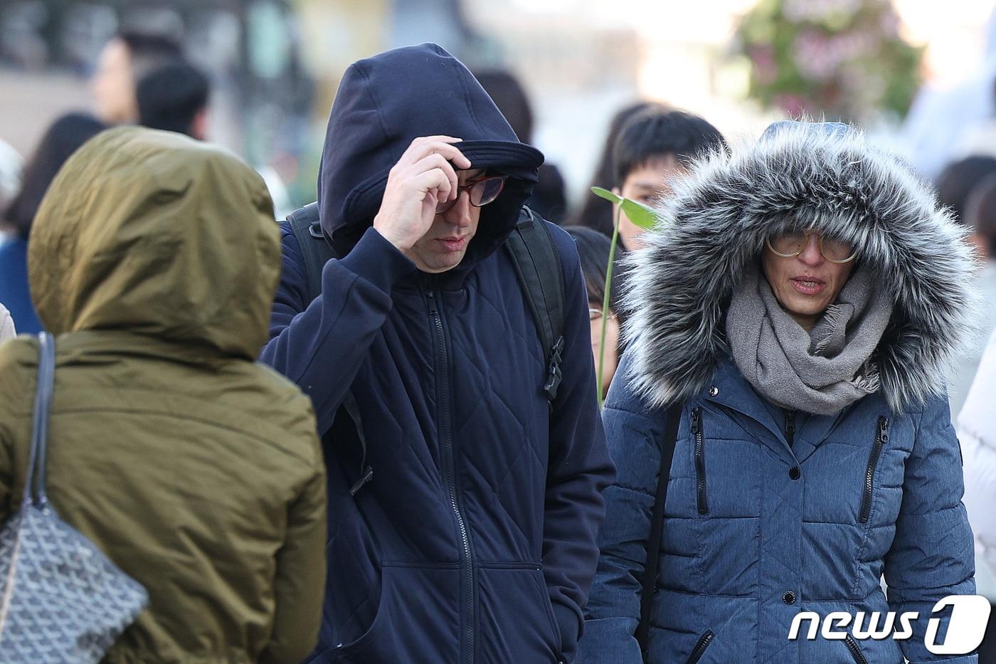 사흘째 초겨울 추위가 이어진 13일 서울 광화문 네거리에서 시민들이 두꺼운 옷을 입고 출근하고 있다. 2023.11.13/뉴스1 ⓒ News1 신웅수 기자