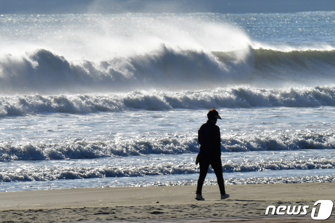 경북 포항시 북구 영일대해수욕장 방파제에 높은 파도가 밀려들고 있다.2023.11.13/뉴스1 ⓒ News1 최창호 기자