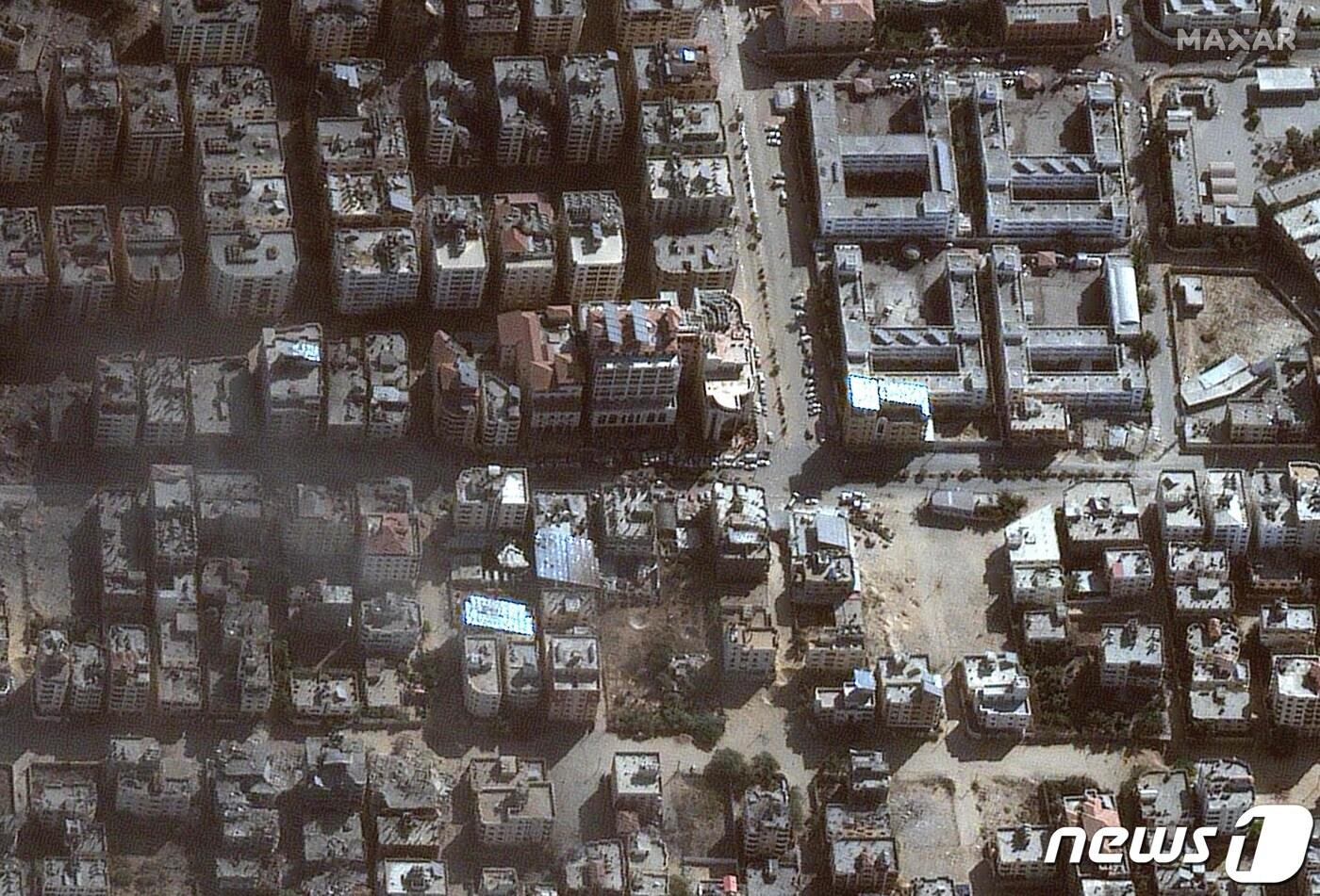 12일&#40;현지시간&#41; 팔레스타인 무장 정파 하마스와 전쟁 중인 이스라엘 군의 포격을 받은 가자 지구 알 쿠드스 병원 주변의 폐허가 된 모습이 보인다. 2023.11.13 ⓒ AFP=뉴스1 ⓒ News1 우동명 기자