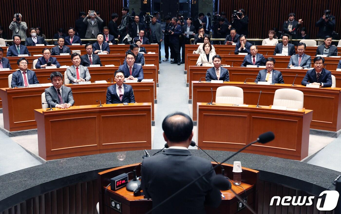 김기현 국민의힘 대표 등이 13일 오후 서울 여의도 국회에서 열린 의원총회에서 윤재옥 원내대표의 발언을 듣고 있다. 2023.11.13/뉴스1 ⓒ News1 송원영 기자