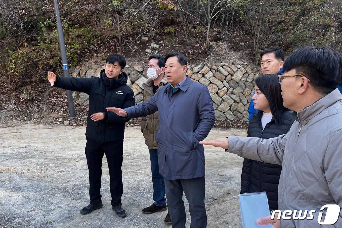 울산 동구는 13일 김종훈 동구청장과 주민들이 참석한 가운데 명덕호수공원내 배드민턴장 조성사업관련 주민설명회를 가졌다.&#40;울산동구청제공&#41;