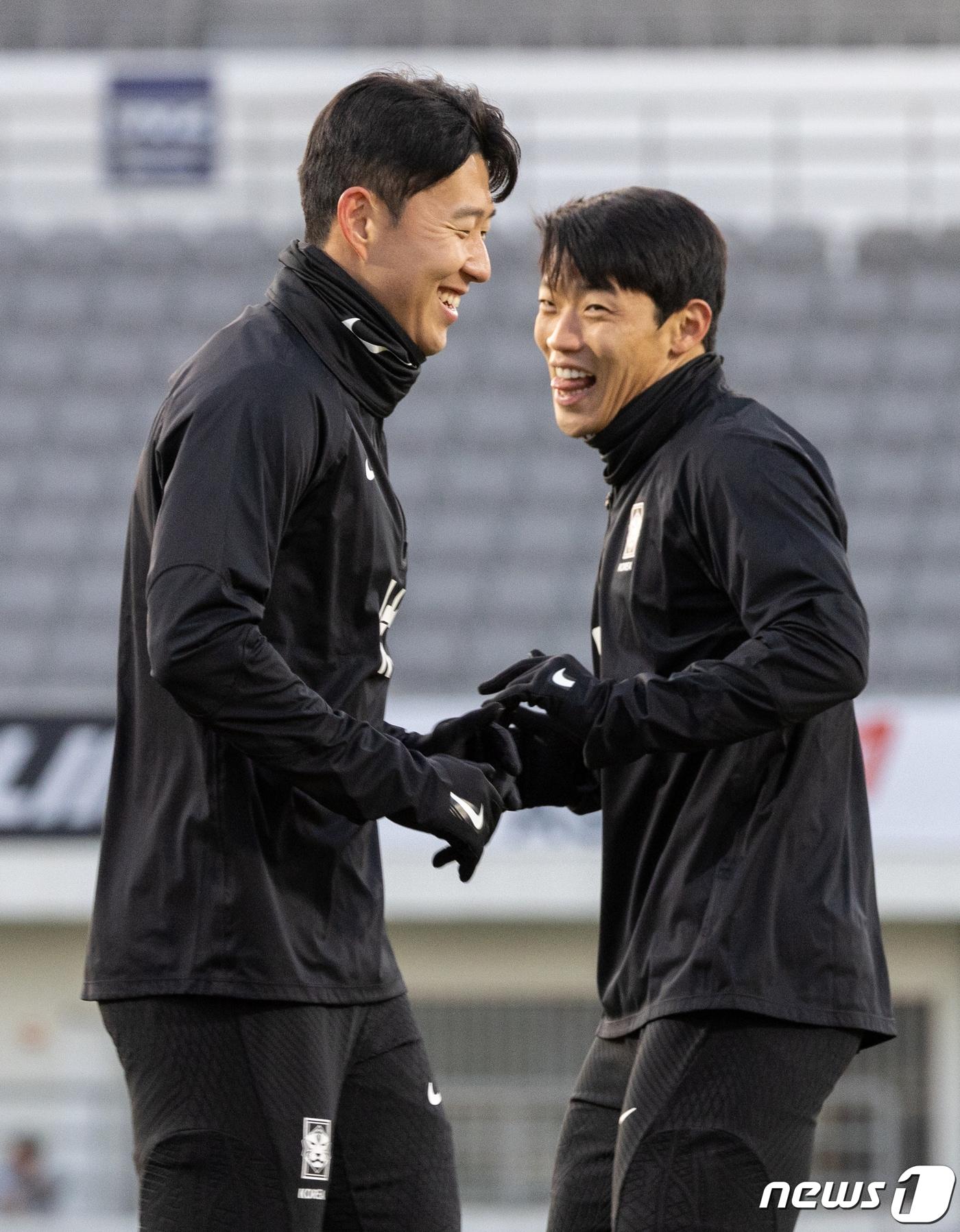 대한민국 축구대표팀 손흥민·황희찬이 13일 오후 서울 양천구 목동운동장에서 2026 국제축구연맹&#40;FIFA&#41; 북중미 월드컵 아시아 지역 2차 예선을 앞두고 훈련을 하고 있다. 클린스만호는 오는 16일 서울월드컵경기장에서 싱가포르, 21일 중국 선전 유니버시아드 스포츠센터에서 중국과 경기를 치를 예정이다. 2023.11.13/뉴스1 ⓒ News1 이재명 기자