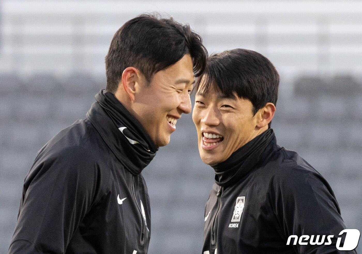 대한민국 축구대표팀 손흥민·황희찬이 13일 오후 서울 양천구 목동운동장에서 2026 국제축구연맹&#40;FIFA&#41; 북중미 월드컵 아시아 지역 2차 예선을 앞두고 훈련을 하고 있다. 클린스만호는 오는 16일 서울월드컵경기장에서 싱가포르, 21일 중국 선전 유니버시아드 스포츠센터에서 중국과 경기를 치를 예정이다. 2023.11.13/뉴스1 ⓒ News1 이재명 기자