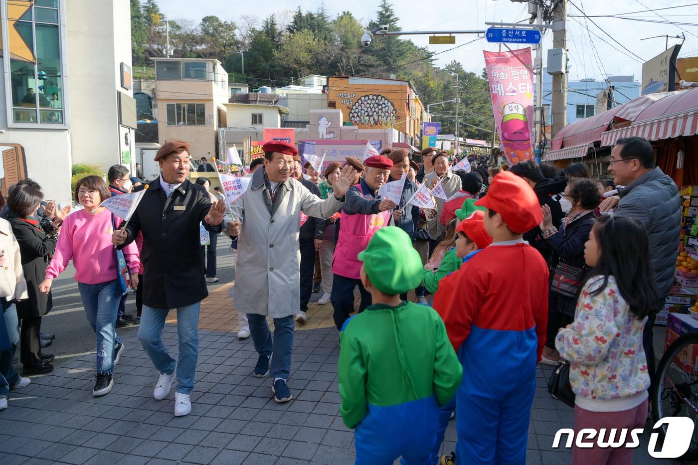  지난 11일 부산 동구 웹툰이바구길에서 축제가 열리고 있는 모습.&#40;부산 동구청 제공&#41;