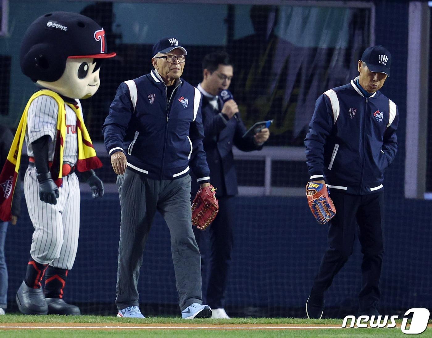 13일 오후 서울 송파구 올림픽로 잠실야구장에서 열린 프로야구 &#39;2023 신한은행 SOL KBO 포스트시즌&#39; 한국시리즈 5차전 LG 트윈스와 kt 위즈의 경기에 공동시구에 나선 김응용 전 감독과 김성근 전 감독이 그라운드로 나오고 있다. 2023.11.13/뉴스1 ⓒ News1 박정호 기자