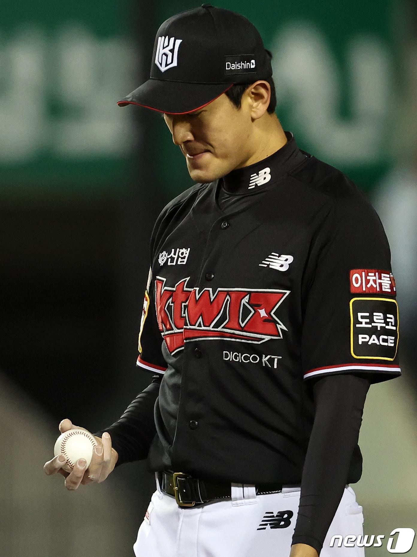 13일 오후 서울 송파구 올림픽로 잠실야구장에서 열린 프로야구 &#39;2023 신한은행 SOL KBO 포스트시즌&#39; 한국시리즈 5차전 LG 트윈스와 kt 위즈의 경기, kt 선발 고영표가 3회말 1사 2,3루에서 LG 박해민에게 2타점 2루타를 허용한 뒤 아쉬워하고있다. 2023.11.13/뉴스1 ⓒ News1 김진환 기자