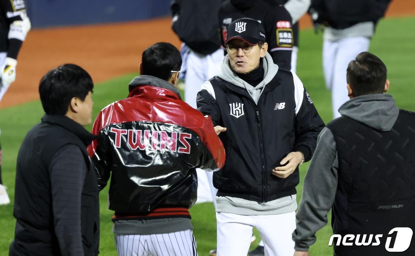 13일 오후 서울 송파구 잠실야구장에서 열린 프로야구 &#39;2023 신한은행 SOL KBO 포스트시즌&#39; 한국시리즈 5차전 LG 트윈스와 kt 위즈의 경기에서 6대2로 승리하며 우승을 차지한 LG 염경엽 감독이 kt 이강철 감독과 악수하고 있다. 2023.11.13/뉴스1 ⓒ News1 김성진 기자