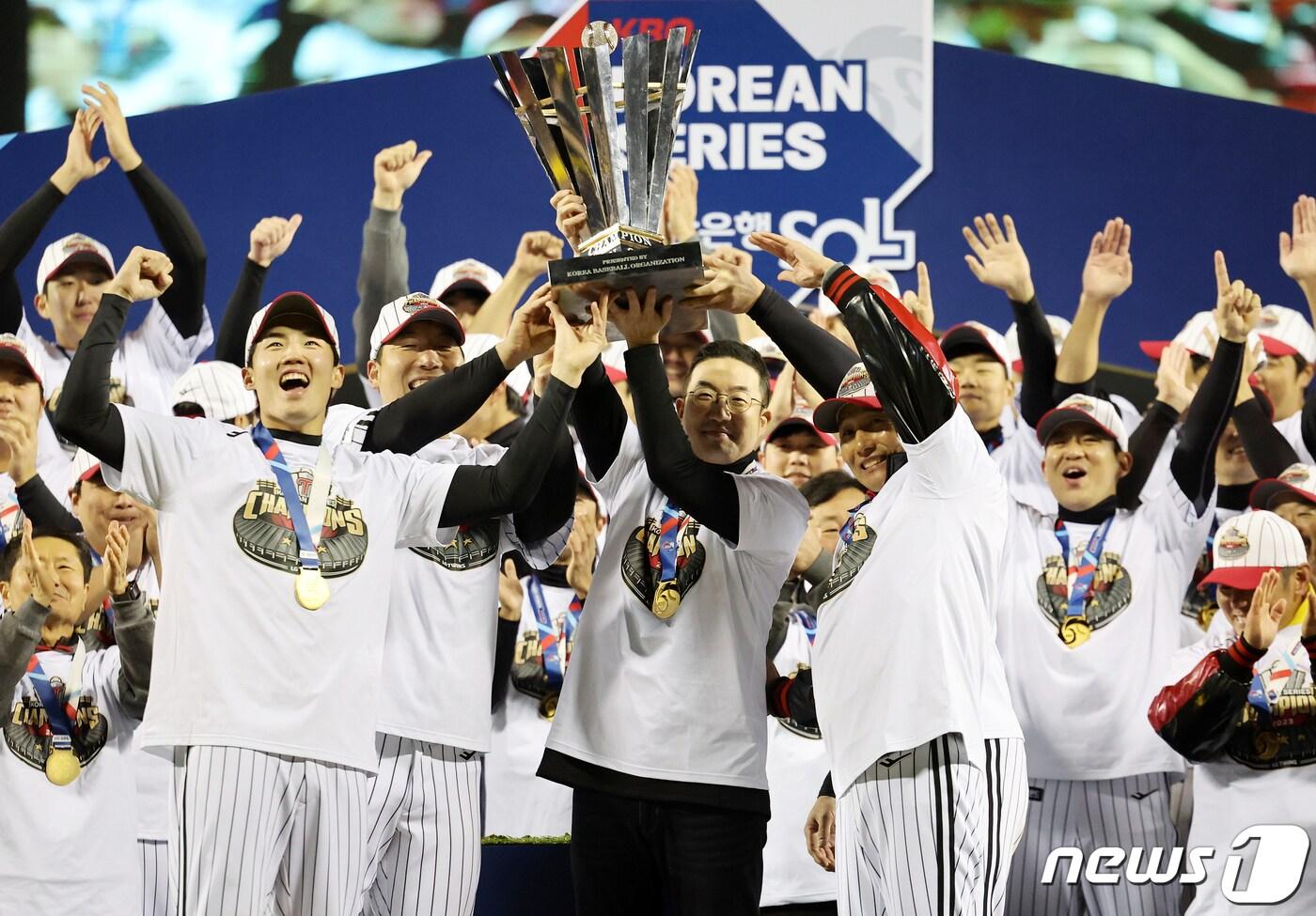 13일 오후 서울 송파구 잠실야구장에서 열린 프로야구 &#39;2023 신한은행 SOL KBO 포스트시즌&#39; 한국시리즈 5차전 LG 트윈스와 kt 위즈의 경기에서 LG 트윈스가 6대2로 승리하며 우승을 차지했다. LG 구광모 회장, 염경엽 감독,임찬규, 김현수 등 선수들이 우승 트로피를 들고 기념촬영을 하고 있다. 2023.11.13/뉴스1 ⓒ News1 김진환 기자