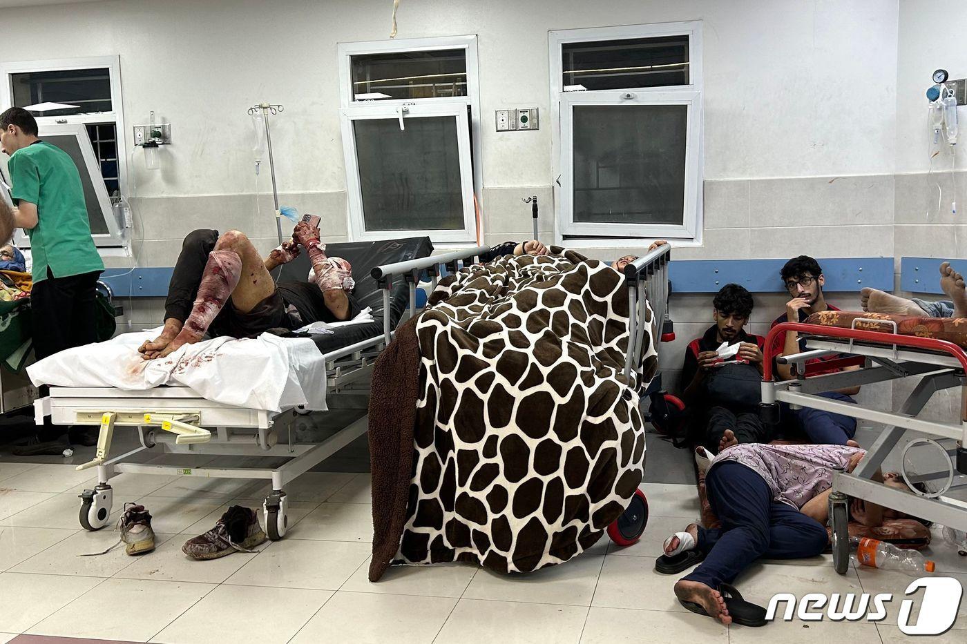 이스라엘과 팔레스타인 무장정파 하마스 간의 전투가 계속되는 가운데 지난 10일&#40;현지시간&#41; 가자지구의 알 시파 병원에 폭격으로 부상을 입은 환자들이 누워있다. 2023.11.14 ⓒ AFP=뉴스1 ⓒ News1 정지윤 기자