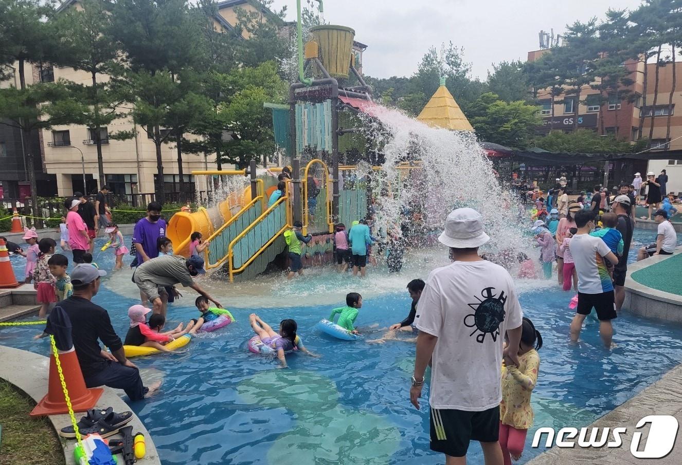 용인시가 내년 상반기에 동백호수공원·내꽃근린공원에 어린이 물놀이터를 설치한다. 사진은 물내음어린이공원에 설치된 물놀이장 모습.&#40;용인시 제공&#41;