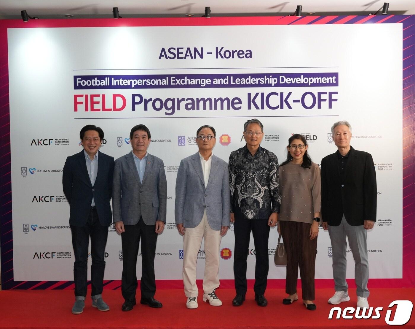 &#39;FIELD프로그램&#39;의 시작을 알리는 &#39;Kick-Off 행사&#39;에 참석한 제라드 호 주아세안 싱가폴대사, 응우옌 하이 방 주아세안 베트남대사, KFA축구사랑나눔재단 김호곤이사장, 아세안 한국 대 표부 이장근대사,우라와디 스리피롬야 태국대사, 상명대 김정만교수&#40;왼쪽부터&#41; &#40;KFA축구사랑나눔재단 제공&#41;