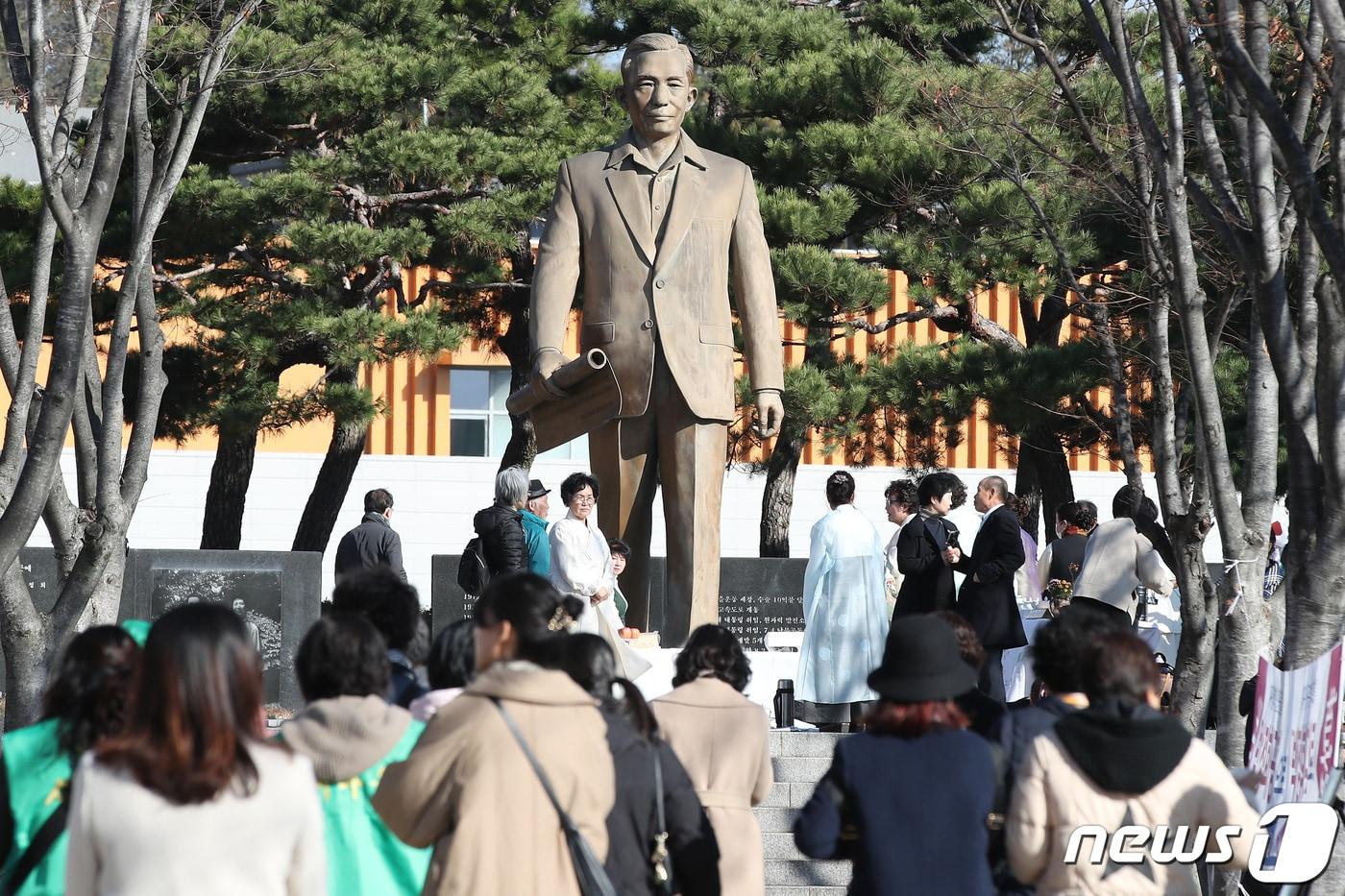 찬·반 논란이 제기된 &#39;박정희 전 대통령 동상&#39; 건립과 관련해 대구 시민 10명 중 7명이 찬성한다는 여론조사가 결과가 2일 나왔다. 사진은 경북 구미시 상모동 박 전 대통령 생가 옆 숭모동산에서 설치된 박 전 대통령 동상. /뉴스1 ⓒ News1 자료 사진