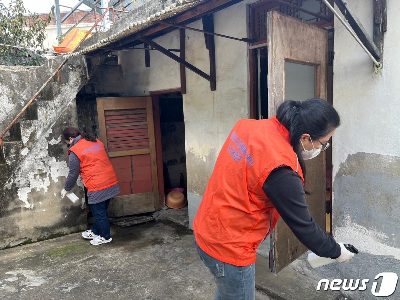 13일 광주 마을관리소 활동가들이 구 내 경로당과 돌봄세대를 대상으로 빈대 방제 활동을 하고 있다. &#40;광주 광산구자원봉사센터 제공&#41; 2023.11.14/뉴스1