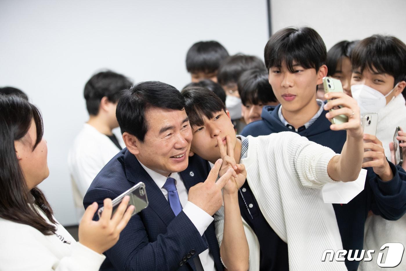 이정선 광주시교육감이 고3 수험생을 격려하는 응원 대장정을 통해 학생들을 만나고 있다.&#40;광주시교육청 제공&#41;2023.11.14./뉴스1