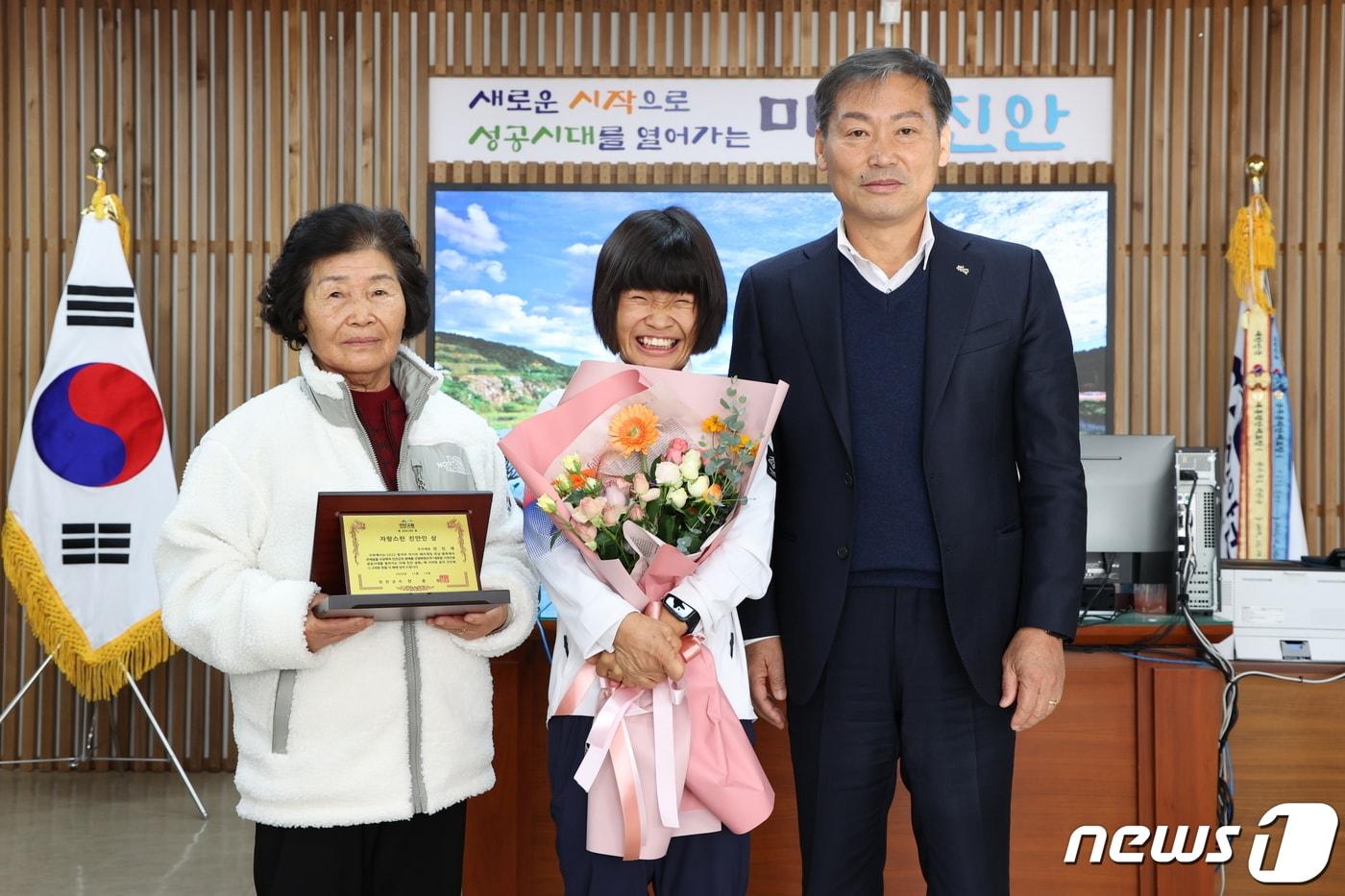 14일 전춘성 전북 진안군수&#40;오른쪽&#41;가 2022 항저우 장애인아시안게임과 전국장애인체전에서 메달을 획득한 육상의 전민재 선수&#40;가운데&#41;와 어머니를 만나 격려했다.&#40;진안군제공&#41;2023.11.14/뉴스1