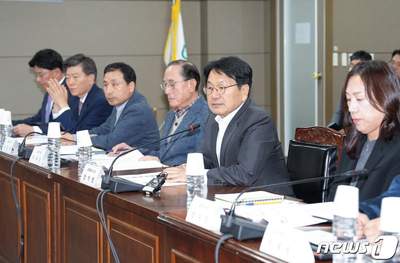 강기정 광주시장이 14일 오후 광산구 하남산업단지관리공단 소회의실에서 열린 &#39;대유위니아 협력기업 현장간담회&#39;에 참석해 이정식 고용노동부 장관, 협력업체 대표 등과 대유위니아 계열사에 대한 지원 방안을 논의하고 있다.&#40;광주시 제공&#41;2023.11.14/뉴스1 