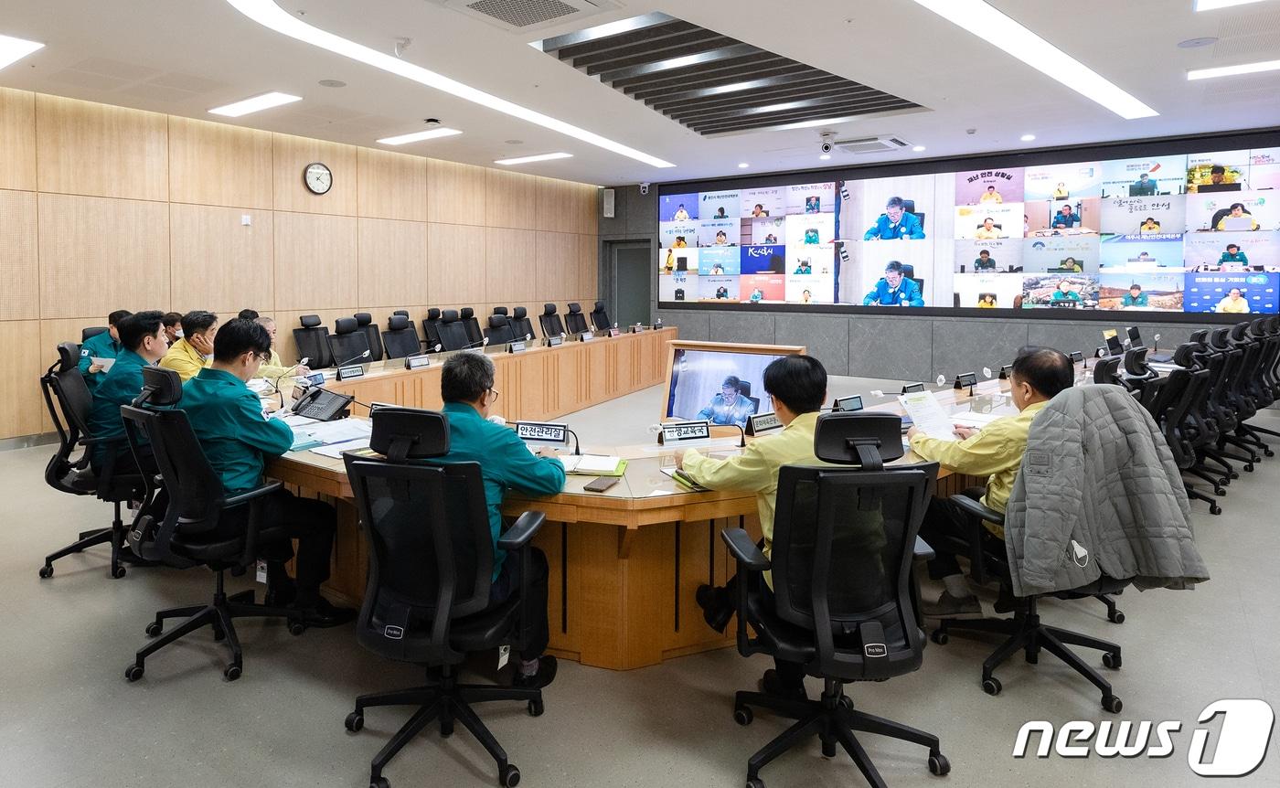 경기도는 14일 도청에서 오병권 행정1부지사 주재로 시군 부단체장과 ‘빈대 확산 방지, 수능 지원 및 안전 관리,럼피스킨 영상회의’를 열고 이 같은 내용을 논의했다.&#40;경기도 제공&#41;