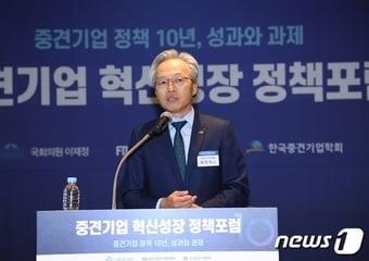 최진식 한국중견기업연합회 회장이 14일 열린 &#39;중견기업 혁신성장 정책포럼&#39;에서 환영사를 하고 있다. &#40;중견련 제공&#41;