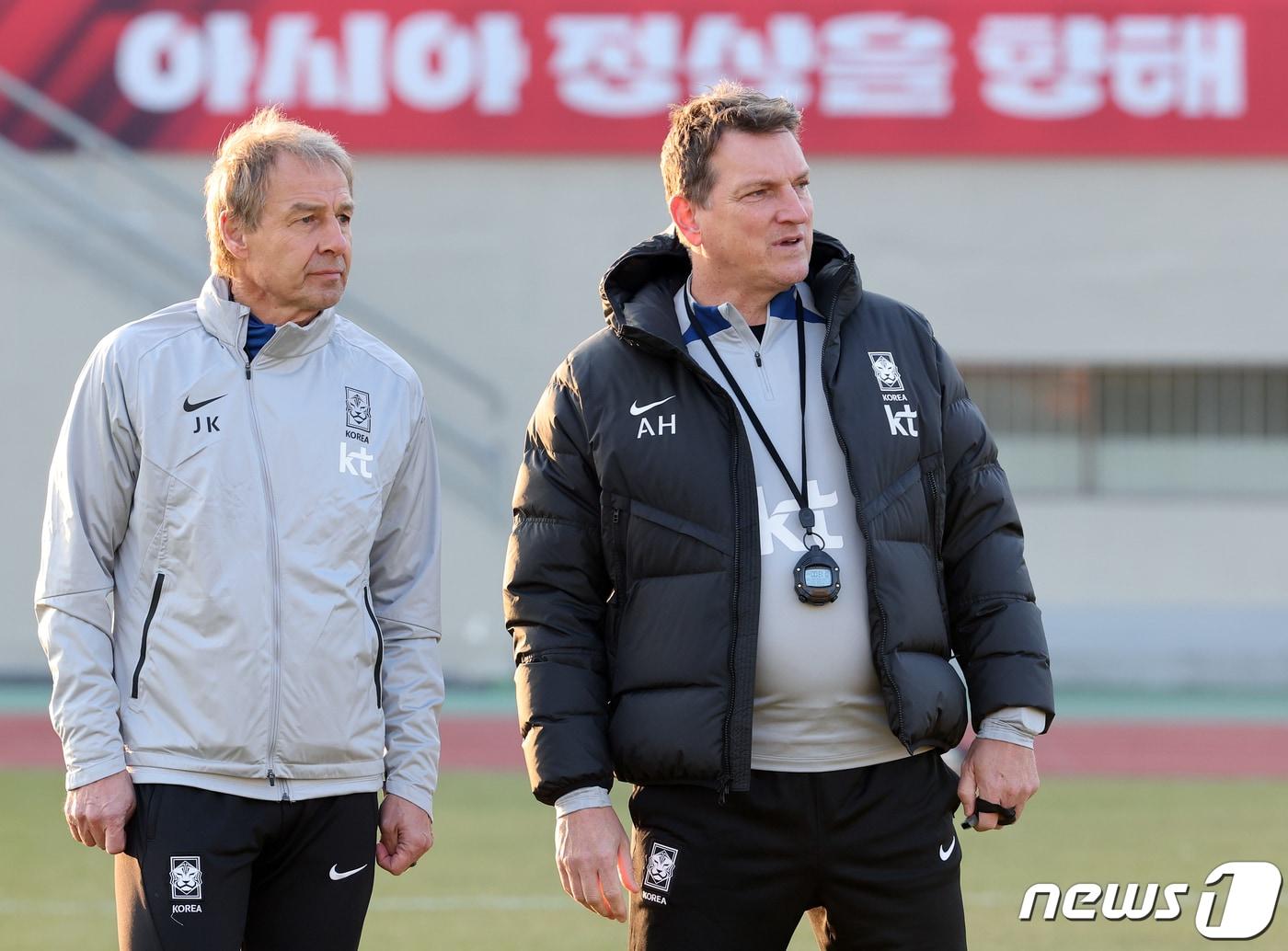 위르겐 클린스만 대한민국 축구대표팀 감독이 14일 오후 서울 양천구 목동운동장에서 2026 국제축구연맹&#40;FIFA&#41; 북중미 월드컵 아시아 지역 2차 예선을 앞두고 안드레아스 헤어초크 수석코치&#40;오른쪽&#41;와 선수들의 훈련을 지켜보고 있다.  2023.11.14/뉴스1 ⓒ News1 김진환 기자