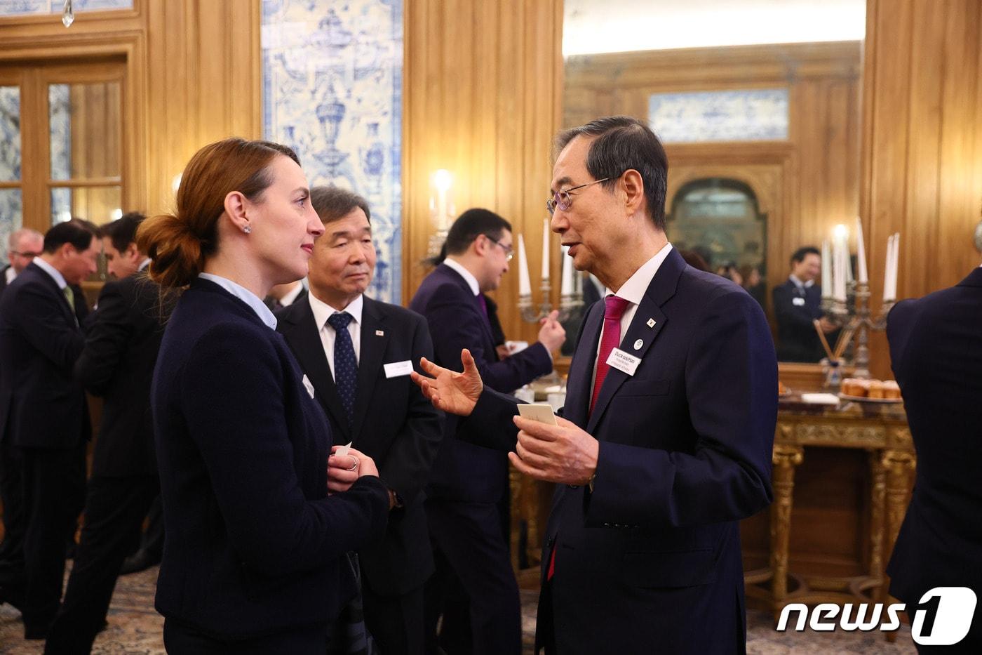 한덕수 국무총리가 13일 대한상공회의소 주최 BIE 회원국 대표 조찬세미나에 참석해 대화를 나누고 있다.&#40;총리/실 제공&#41;