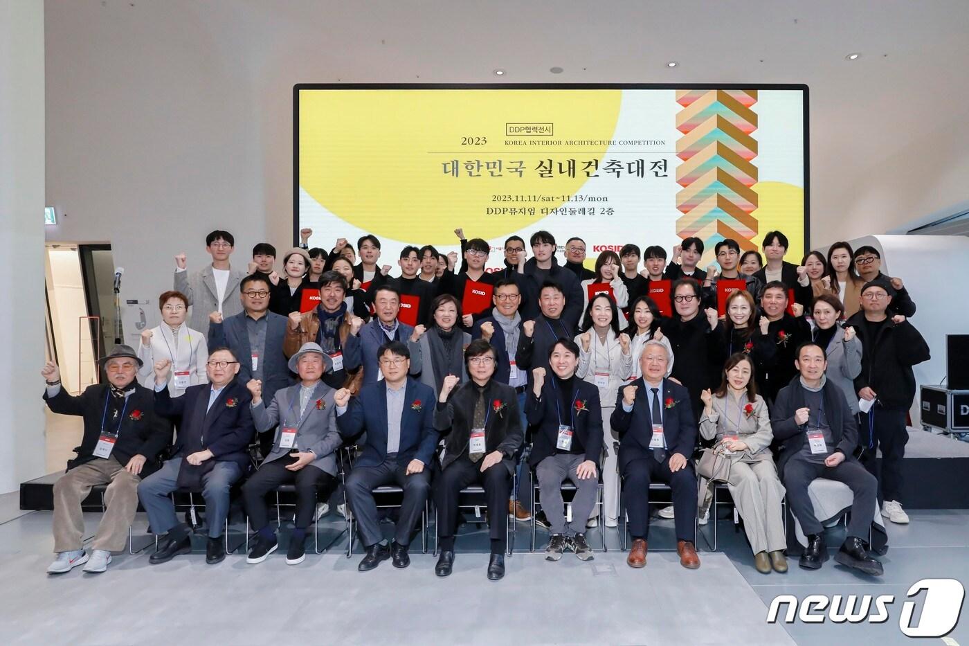 &#39;제35회 2023 대한민국 실내건축대전&#39; 수상자들과 관계자들이 시상식을 마치고 기념사진을 찍고 있다.&#40;KCC글라스 제공&#41;