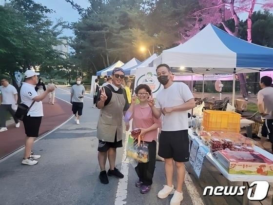  15일 충북 충주시는 청년농업인이 참여하는 소통공감 워크숍을 열었다고 밝혔다. 사진은 청년농업인 직거래장터 모습.&#40;자료사진&#41;2023.11.15/뉴스1