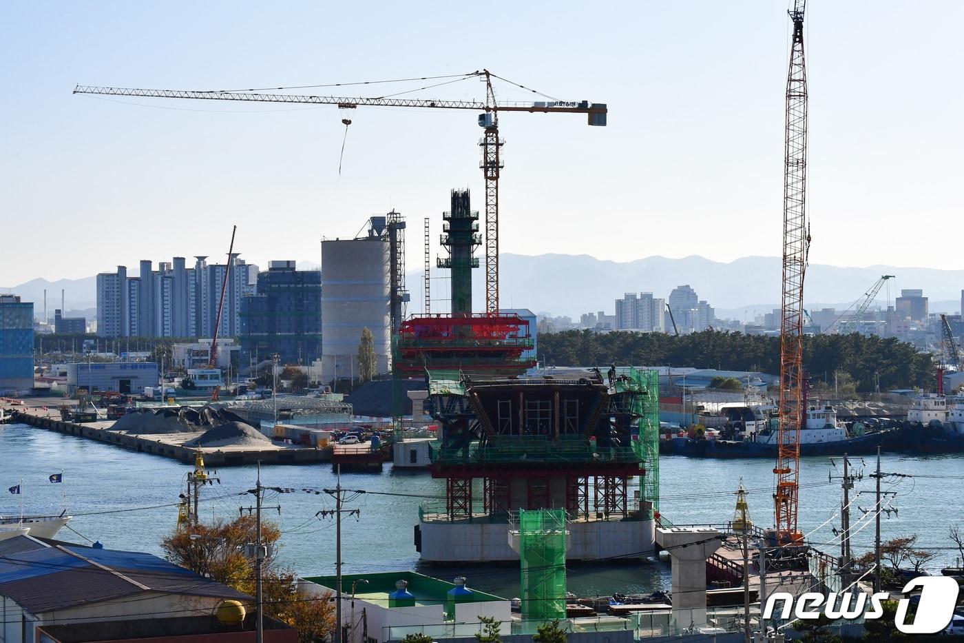 15일 경북 포항시 송도동과 학산동을 연결하는 동빈대교&#40;가칭&#41;공사가 한창이다. 2026년 6월 완공 예정인 동빈대교는 길이 395m, 4차로로 공사 중이다.2023.11.15/뉴스1 ⓒ News1 최창호 기자