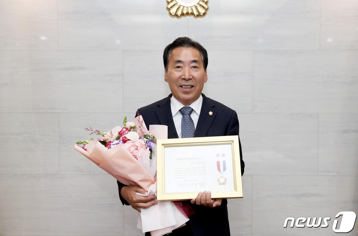 지난 14일 대한민국지방의정봉사상을 수상한 신경철 태안군의회 의장.&#40;태안군 제공&#41;/뉴스1