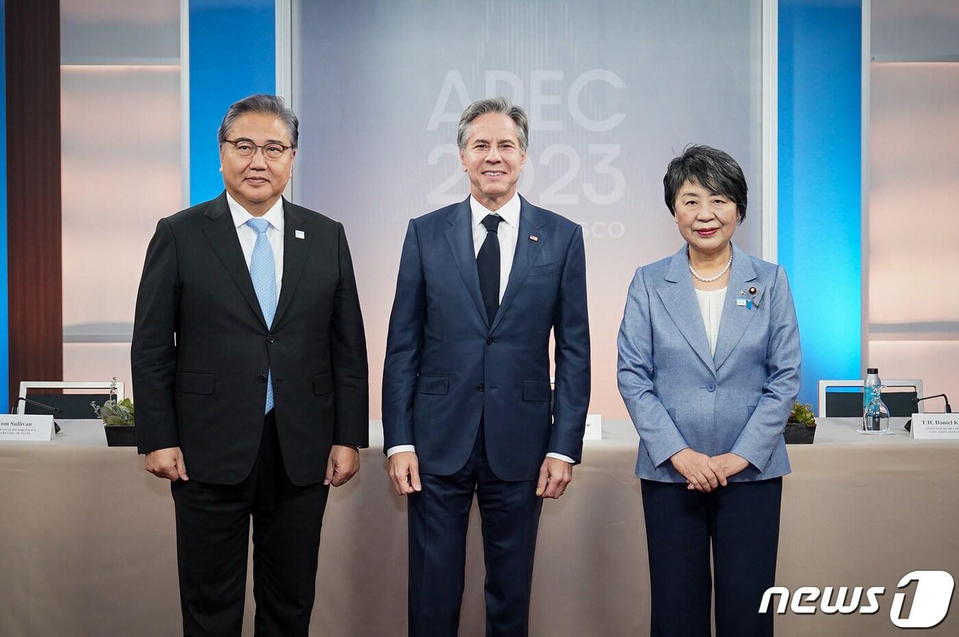 박진 외교부 장관&#40;왼쪽부터&#41;이 14일&#40;현지시간&#41; APEC 정상회의가 열릴 미국 샌프란시스코 모스코니 센터에서 토니 블링컨 미국 국무장관, 가미카와 요코 일본 외무상과 한미일 외교장관회의 전 기념촬영을 하고 있다. &#40;외교부 제공&#41; 2023.11.15/뉴스1