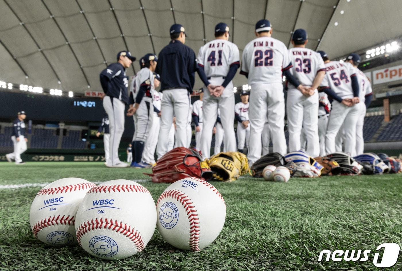 대한민국 야구대표팀 선수들이 15일 오전 일본 도쿄돔에서 2023 아시아프로야구챔피언십&#40;APBC&#41; 호주와의 1차전 경기를 앞두고 훈련을 하고 있다. 2023.11.15/뉴스1 ⓒ News1 이재명 기자