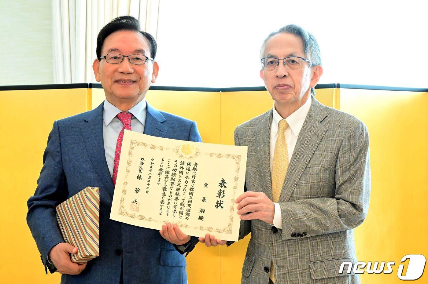 15일 주한 일본대사관저에서 김기병 롯데관광개발 회장&#40;왼쪽&#41;과 아이보시 고이치 주한 일본대사가 기념 촬영을 하고 있다&#40;롯데관광개발 제공&#41;.