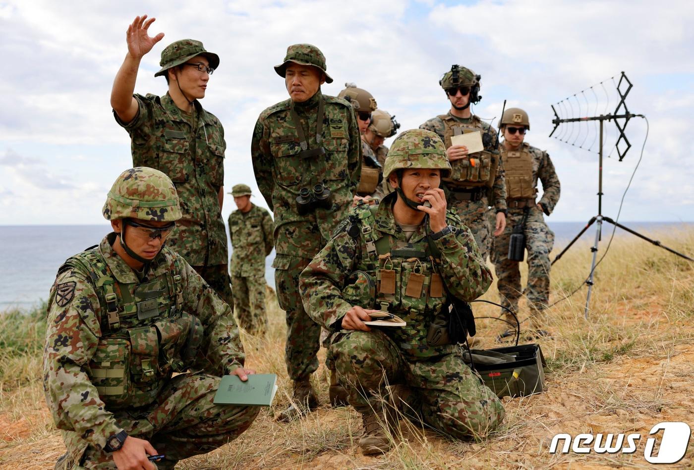 일본 최초의 해병대인 육상 자위대 상륙신속배치여단&#40;ARDB&#41;의 나시노키 신고 사령관과 병사들이 15일 일본 오키나와의 무인도 이리스나 섬에서 미 해병대가 지켜보는 가운데 군사 훈련에 참여하고 있다. 2023.11.15 &#40;사진은 기사 내용과 무관함&#41; ⓒ 로이터=뉴스1 ⓒ News1 정지윤 기자