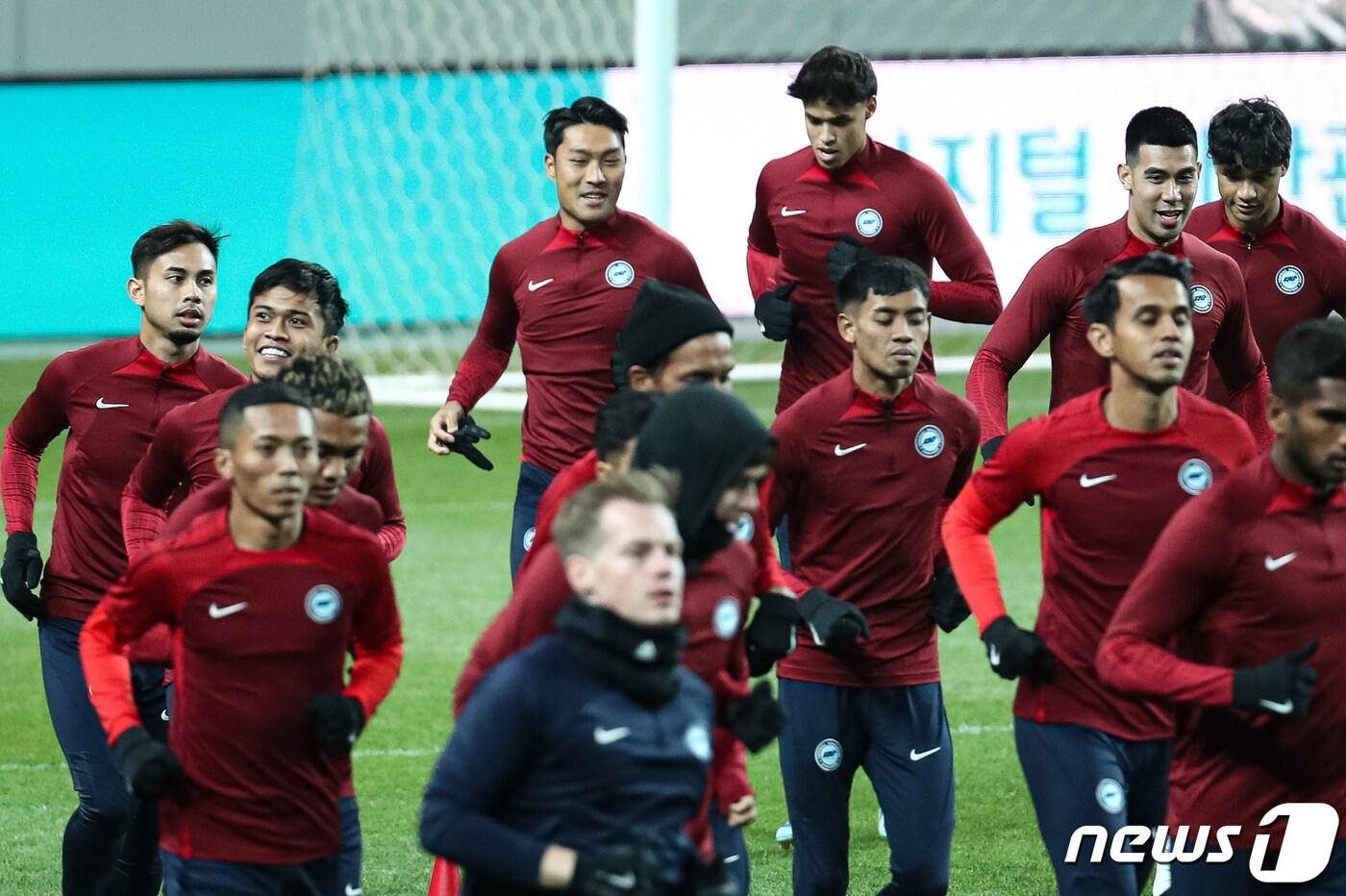 한국계 공격수 송의영을 비롯한 싱가포르 축구대표팀이 15일 서울월드컵경기장에서 2026 북중미 월드컵 아시아지역 2차 예선 C조 조별리그 1차전 대한민국과의 경기를 앞두고 훈련하고 있다. 클린스만 감독이 이끄는 한국은 16일 오후 8시 서울월드컵경기장에서 북중미 월드컵 아시아지역 2차예선 C조 1차전 싱가포르와 맞대결을 벌인다. 한국은 2차 예선 C조에서 싱가포르, 중국, 태국과 겨뤄 상위 2개 팀이 3차 예선에 진출한다. 2023.11.15/뉴스1 ⓒ News1 유승관 기자