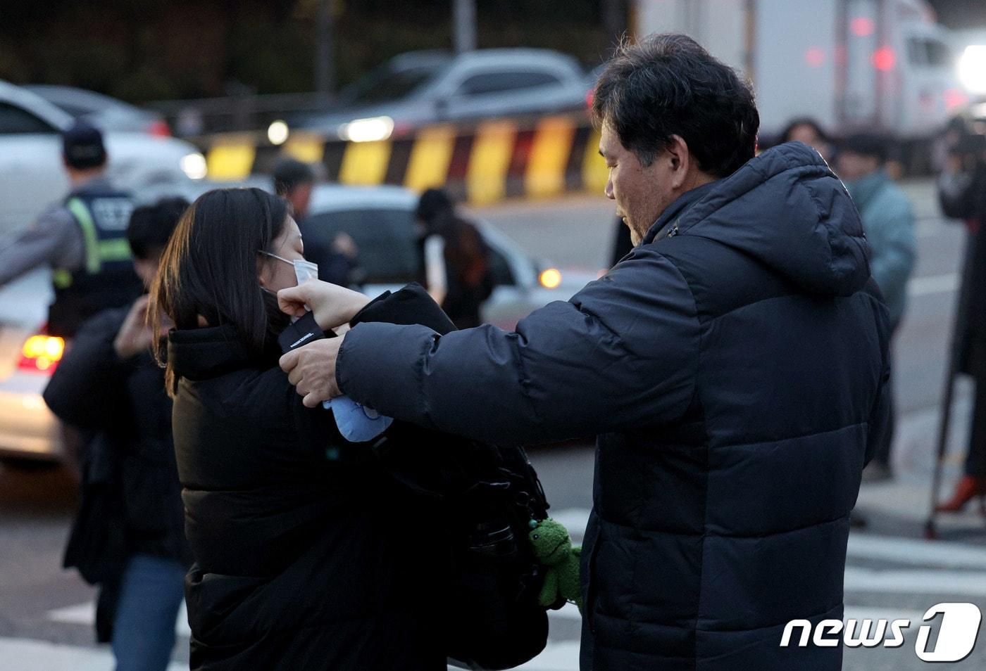 2024학년도 대학수학능력시험일인 16일 오전 서울 양천구 금옥여자고등학교 앞에서 아버지가 수험생에게 가방을 건네고 있다. 2023.11.16/뉴스1 ⓒ News1 장수영 기자