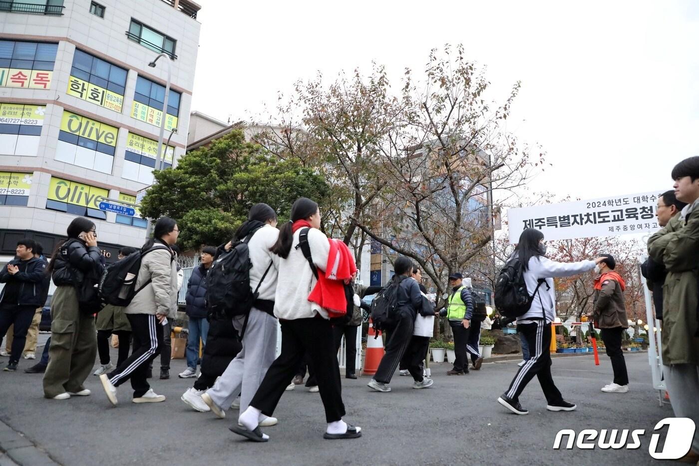 2024학년도 대학수학능력시험일인 16일 오전 수험생들이 제주도교육청 95지구 6시험장인 제주중앙여고로 들어가고 있다. &#40;자료사진&#41; 2023.11.16/뉴스1 ⓒ News1 고동명 기자