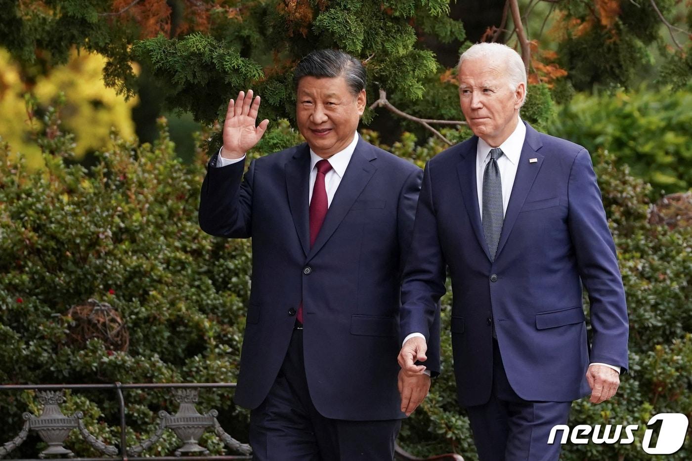15일&#40;현지시간&#41; 시진핑 중국 국가주석&#40;왼쪽&#41;과 조 바이든 미국 대통령이 미국 캘리포니아주 샌프란시스코의 파이롤리 에스테이트에서 걸어가고 있다. 2023.11.16 ⓒ 로이터=뉴스1 ⓒ News1 정지윤 기자