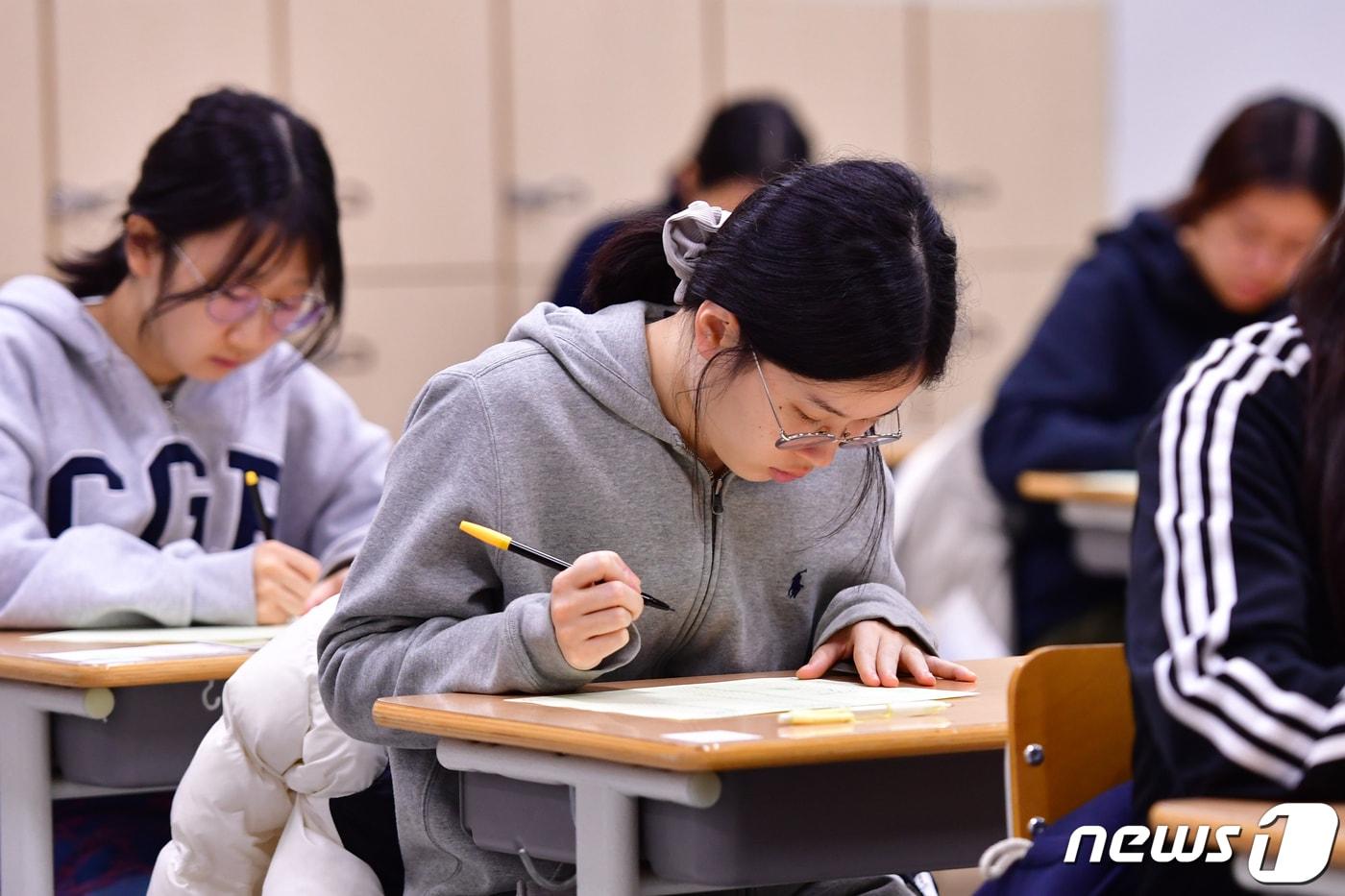 한 고등학교에서 수험생들이 대학수학능력시험&#40;수능&#41;을 치르고 있다. /뉴스1 ⓒ News1 최창호 기자