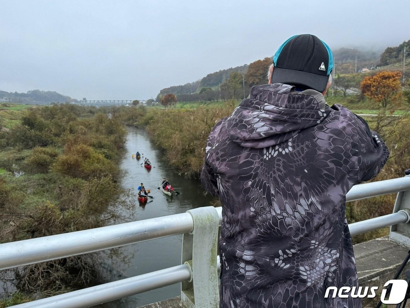  16일 충북 충주시가 한국사진작가협회와 &#39;장자늪 카누 새벽 투어&#39;를 진행했다고 밝혔다. 사진은 한국사진작가협회 사진작가의 촬영 모습.&#40;충주시 제공&#41;2023.11.16/뉴스1