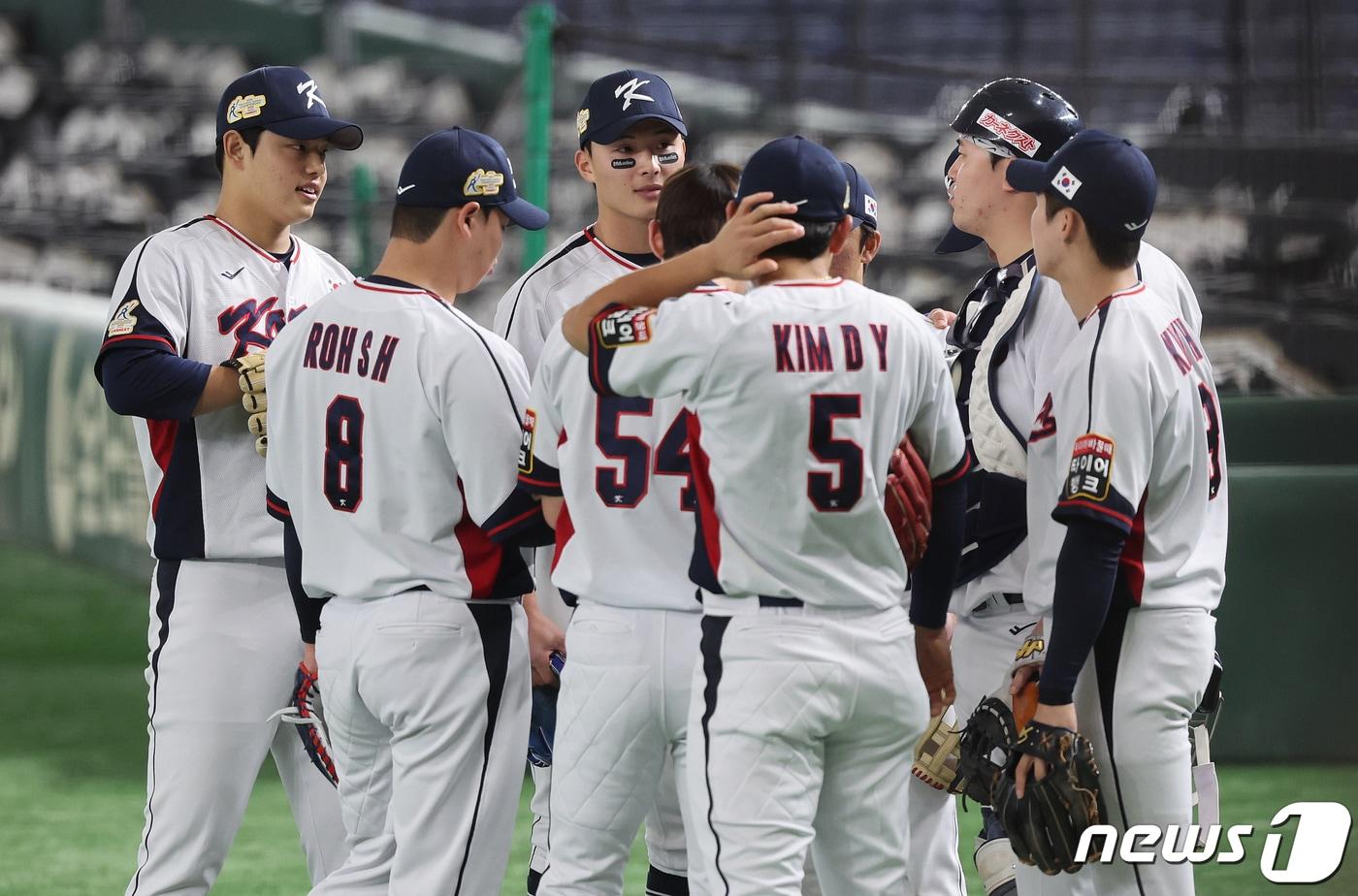 16일 오후 일본 도쿄돔에서 열린 &#39;2023 아시아프로야구챔피언십&#40;APBC&#41;&#39; 대한민국과 호주의 경기에 앞서 대한민국 선수들이 대화를 하고 있다. 2023.11.16/뉴스1 ⓒ News1 이재명 기자