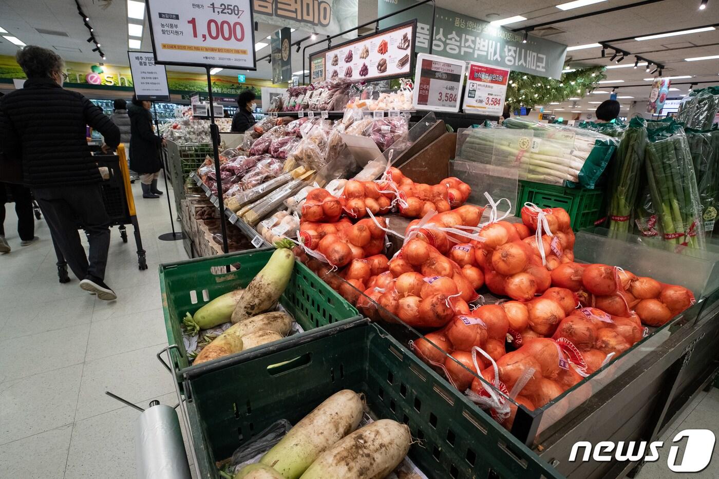 16일 서울시내 한 대형마트에서 고객들이 김장재료를 고르고 있다. 한국농수산식품유통공사&#40;aT&#41;는 이날 11월 중순 배추 20포기 김장비용은 평균 19만3천106원으로, 전년 11월 중순&#40;21만6천358원&#41; 대비 10.7% 하락, 전주 대비 11.6% 저렴하다고 밝혔다. 이는 주요 김장재료 14개 품목에 대해 전국 16개 전통시장과 34개 대형유통업체에서 조사한 결과다. 2023.11.16/뉴스1 ⓒ News1 유승관 기자