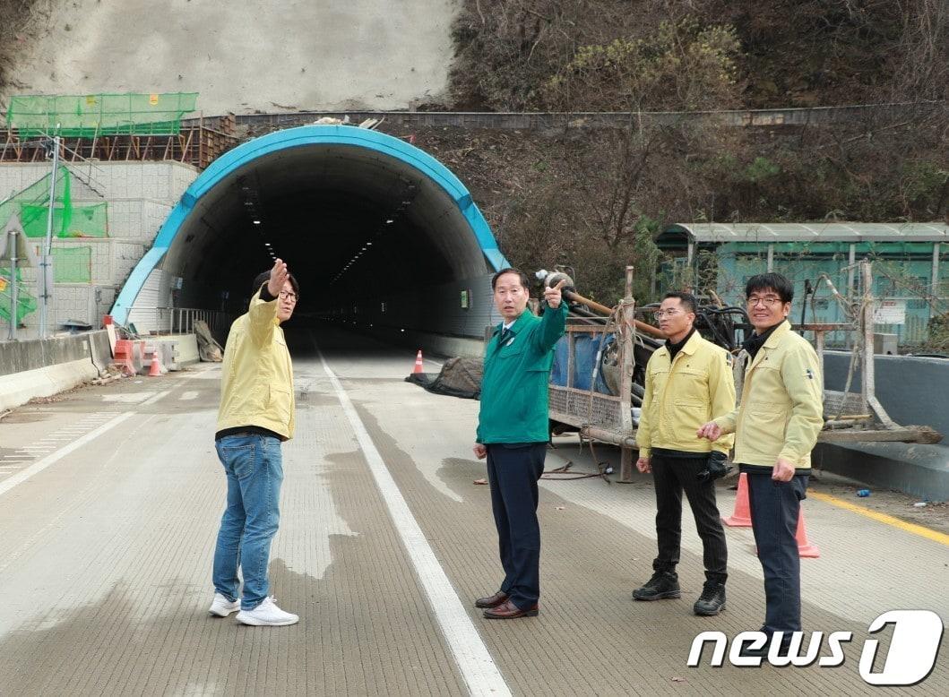 16일 우경수 보은부군수가 보은∼청주 국도 19호선 봉계터널 보강공사 현장을 둘러보고 있다. &#40;보은군 제공&#41; /뉴스1