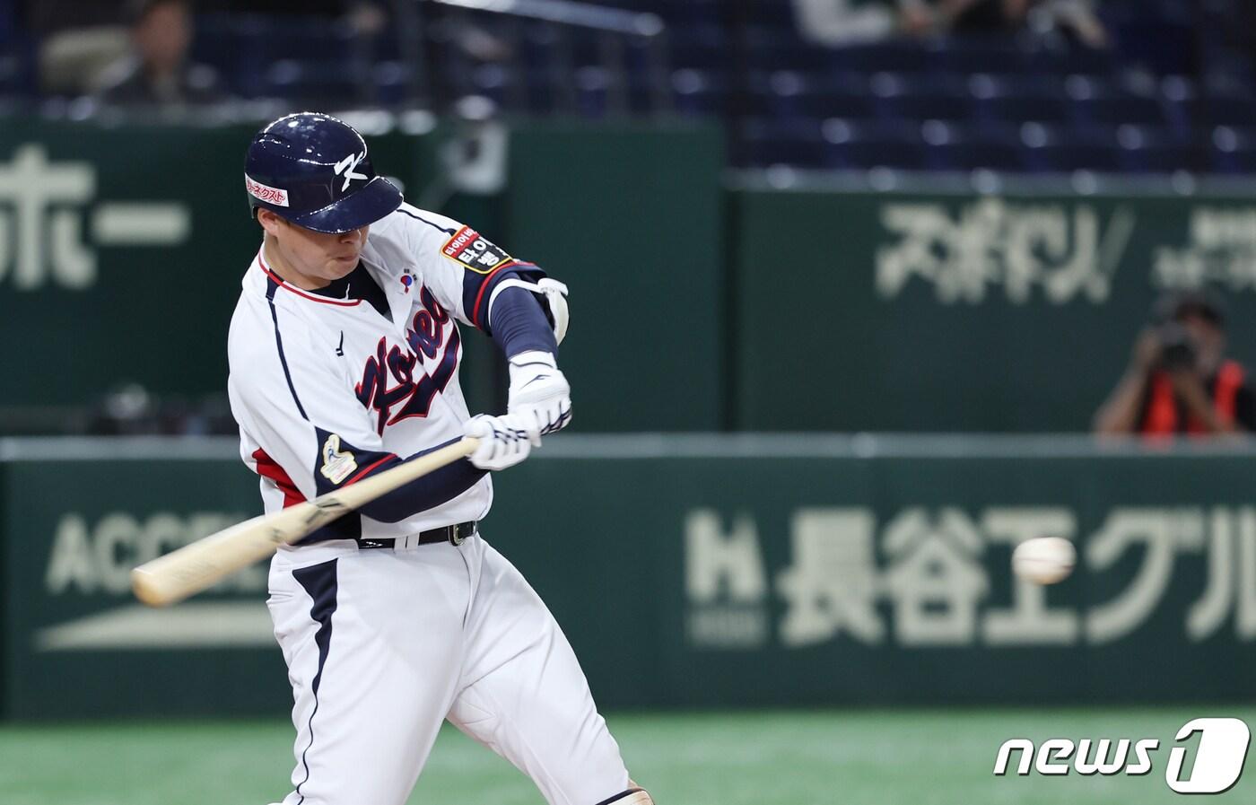 16일 오후 일본 도쿄돔에서 열린 &#39;2023 아시아프로야구챔피언십&#40;APBC&#41;&#39; 대한민국과 호주의 경기 7회말 1사 1루 상황, 대한민국 노시환이 안타를 치고 있다. 2023.11.16/뉴스1 ⓒ News1 이재명 기자