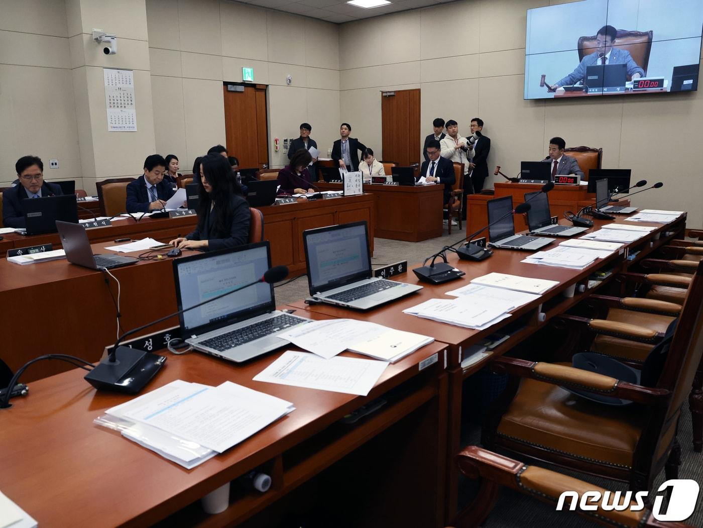 박정 국회 환노위원장이 16일 오후 서울 여의도 국회에서 열린 환경노동위원회 전체회의에서 국민의힘 의원들이 불참한 가운데 의사봉을 두드리고 있다. 2023.11.16/뉴스1 ⓒ News1 황기선 기자